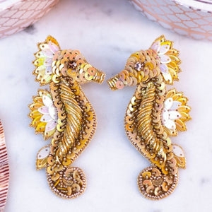 Elegante Soutache-Ohrringe als goldfarbenes Seepferd