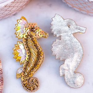 Elegante Soutache-Ohrringe als goldfarbenes Seepferd