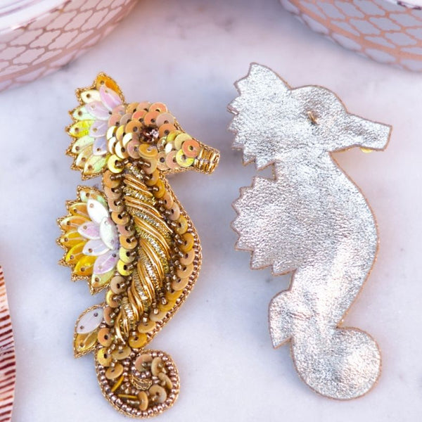 Elegante Soutache-Ohrringe als goldfarbenes Seepferd