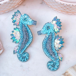 Elegante Soutache-Ohrringe als türkisblaues Seepferd