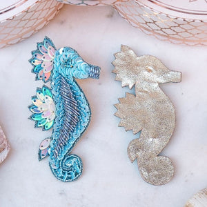 Elegante Soutache-Ohrringe als türkisblaues Seepferd
