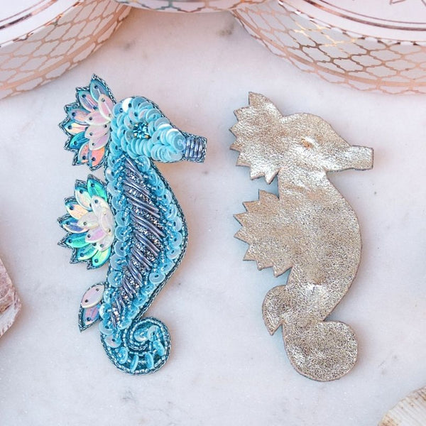 Elegante Soutache-Ohrringe als türkisblaues Seepferd