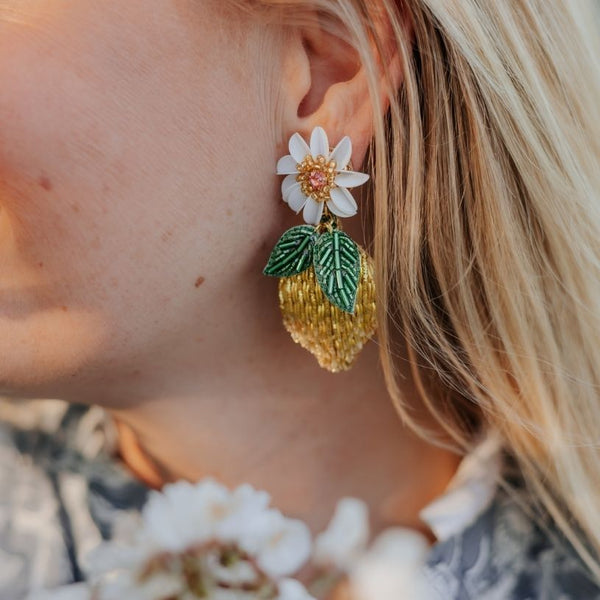 Sommerliche Zitronen-Soutacheohrringe mit weißer Blüte