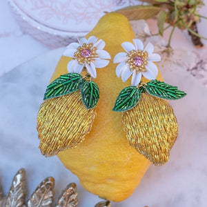 Sommerliche Zitronen-Soutacheohrringe mit weißer Blüte