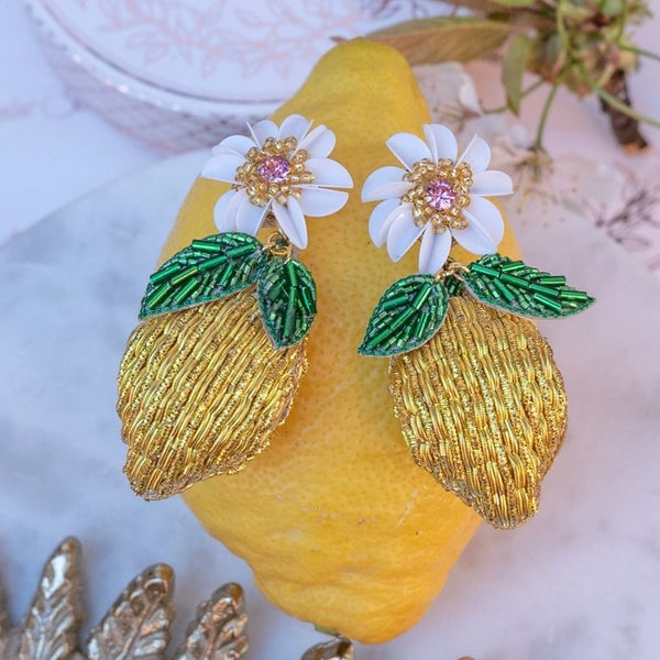 Sommerliche Zitronen-Soutacheohrringe mit weißer Blüte