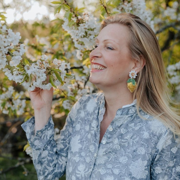 Sommerliche Zitronen-Soutacheohrringe mit weißer Blüte