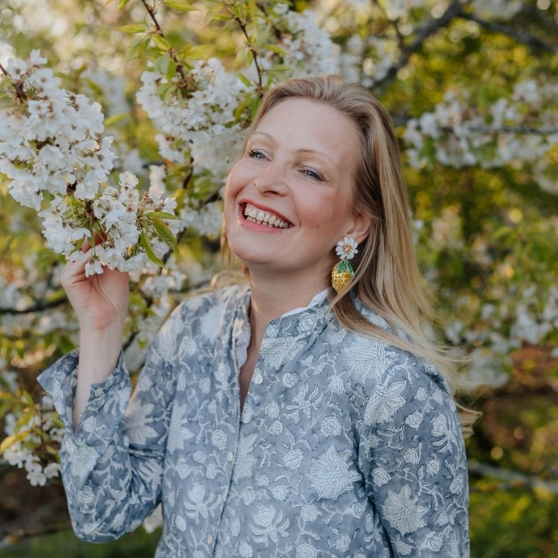 Sommerliche Zitronen-Soutacheohrringe mit weißer Blüte