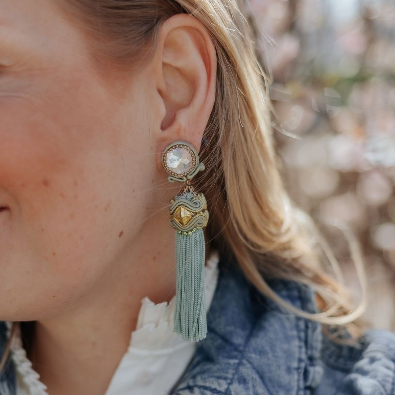 Orientalisch anmutende Quastenohrclips in pastelligem Hellblau und Grüngrau