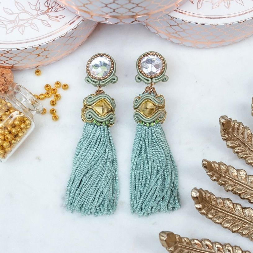 Orientalisch anmutende Quastenohrringe in pastelligem Hellblau und Grüngrau