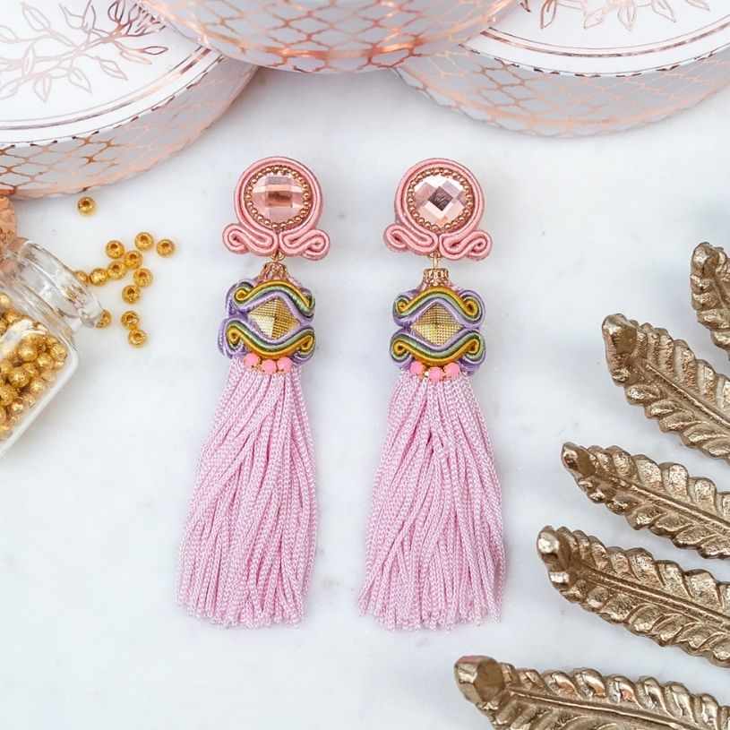 Orientalisch anmutende Quastenohrringe in Hellkorall, Rosa, Grün und Flieder