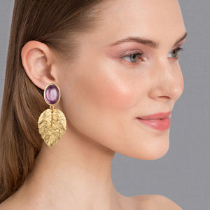 Amethystfarbene Ohrclips mit goldenem Blatt von AmuseToi