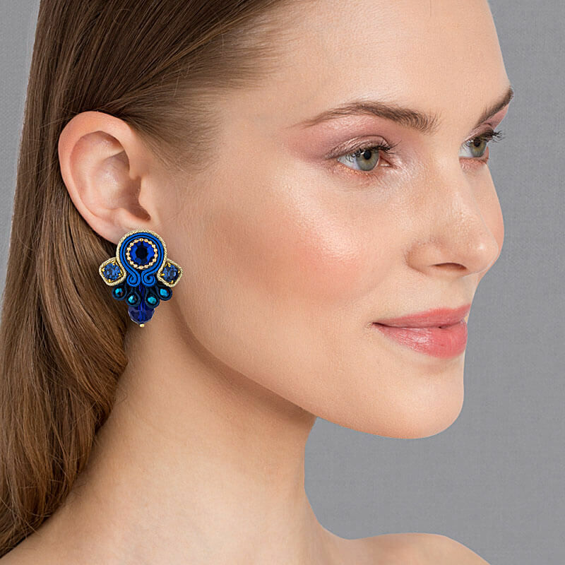 Funkelnde Soutache-Ohrstecker in Dunkelblau