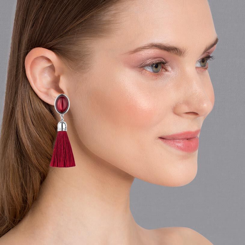 Rot schimmernde Ohrclips mit schöner Quaste in Bordeaux-Rot in Silberfarben von AmuseToi
