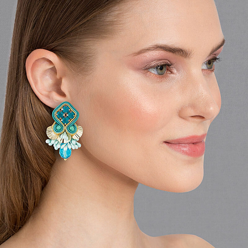 Schöne Soutache-Ohrstecker in Türkis und Gold