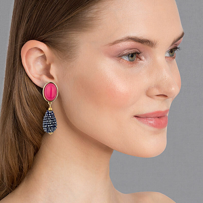 Pinkfarbene Ohrclips mit glitzerndem dunkelblauen Tropfen von AmuseToi