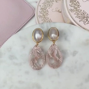 Pferde-Ohrstecker in Perlmutt und Beige von AmuseToi