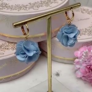 Vergoldete Creolen mit hellblauem Blüten-Pompom