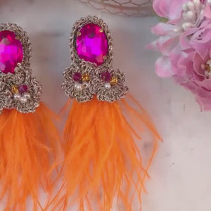 Auffällige Feder-Ohrringe in Pink, Orange und Champagner