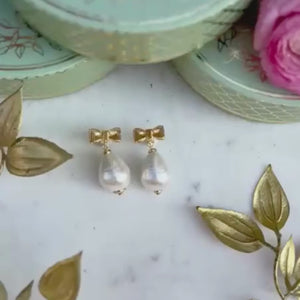 Elegante Schleifenohrringe mit leichtem Baumwolltropfen