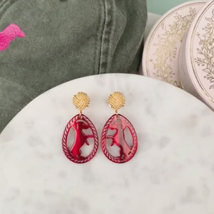 Vergoldete Knoten-Dackel-Ohrstecker in Dunkelrot von AmuseToi