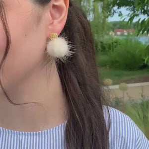 Vergoldete Knoten-Ohrringe mit Puschel-Pompom in Creme
