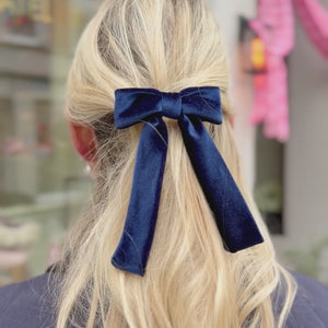 Dunkelblaue Samt-Schleife als Haarspange