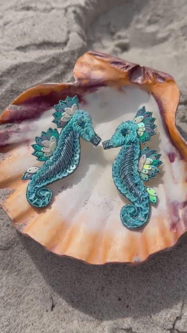 Elegante Soutache-Ohrringe als türkisblaues Seepferd