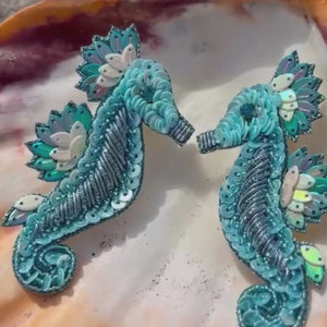 Elegante Soutache-Ohrringe als türkisblaues Seepferd