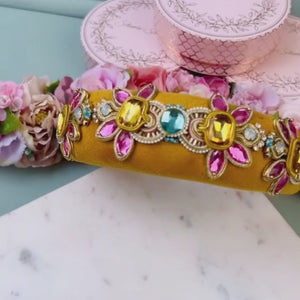 Stoff-Haarreif in Senfgelb mit Soutache-Applikationen in Gelb, Pink und Blau