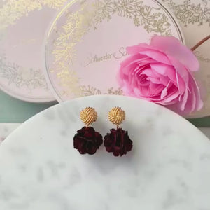 Vergoldete Knoten-Ohrclips mit weinrotem Blüten-Pompom