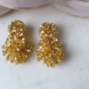 Schöne Statementohrringe aus Perlen in Gold