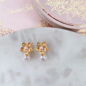 Set aus Perl-Blütenohrringen mit Süßwasserperle, Perl-Blütenfingerring und Samt-Box in Lindgrün