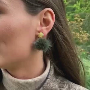 Vergoldete Knoten-Ohrringe mit Puschel-Pompom in Dunkelgrün