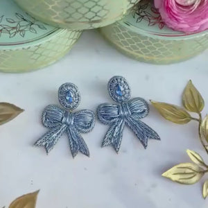 Zarte Soutacheohrringe als hellblaue Schleife