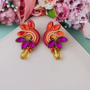 Funkelnde Soutache-Ohrringe in Orange, Pink und Rot