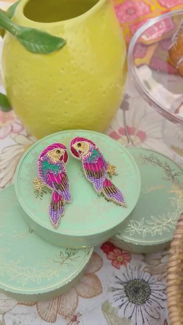 Bunte Soutache-Ohrringe als Papagei