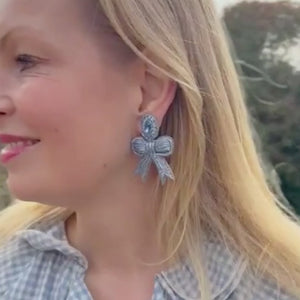 Zarte Soutacheohrringe als hellblaue Schleife