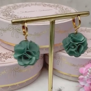 Vergoldete Creolen mit petrolfarbenem Blüten-Pompom