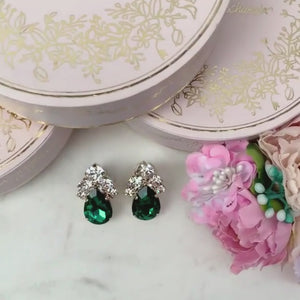 Glitzernde Ohrstecker aus Glas-Kristallen in Dunkelgrün