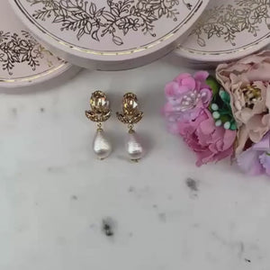 Champagnerfarbene Ohrstecker aus Glas-Kristallen mit leichter Baumwollperle