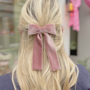 Puderrosa Samt-Schleife als Haarspange