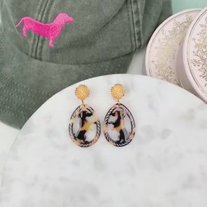 Vergoldete Knoten-Dackel-Ohrclips in Schildpattfarben von AmuseToi