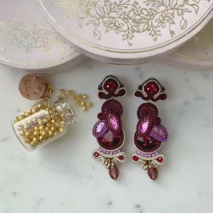 Vorbestellbar - Filigrane Soutache-Ohrringe in Dunkelrot