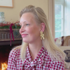 Festliche Soutacheohrringe als goldene Schleife