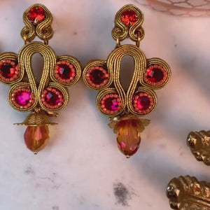 Stilbewusste Soutacheohrringe in Gold, Orange und Pink