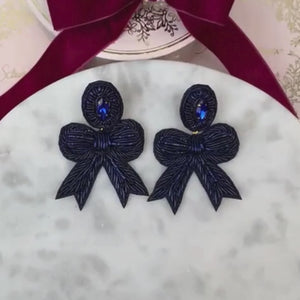 Festliche Soutacheohrringe als dunkelblaue Schleife