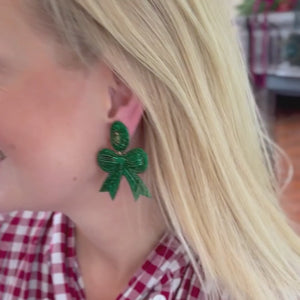 Festliche Soutacheohrringe als dunkelgrüne Schleife