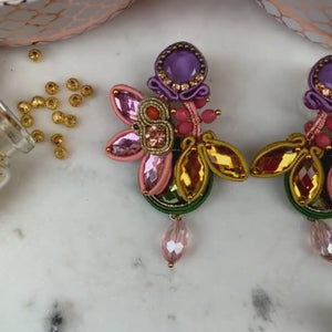 Auffällige Soutache-Ohrringe in Rosa, Gelb, Grün und Flieder