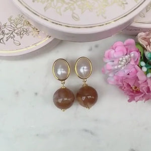 Stilvolle Kugel-Ohrclips in Perlmutt und Beige