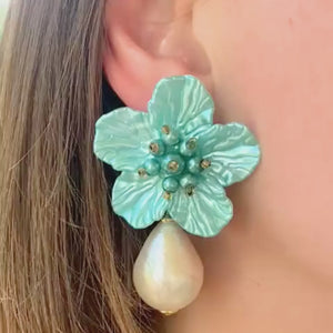 Elegante Blüten-Ohrstecker in Türkis mit federleichten Baumwolltropfen